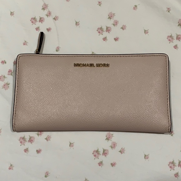 Michael Kors Handbags - Micheal Kors bi-fold wallet